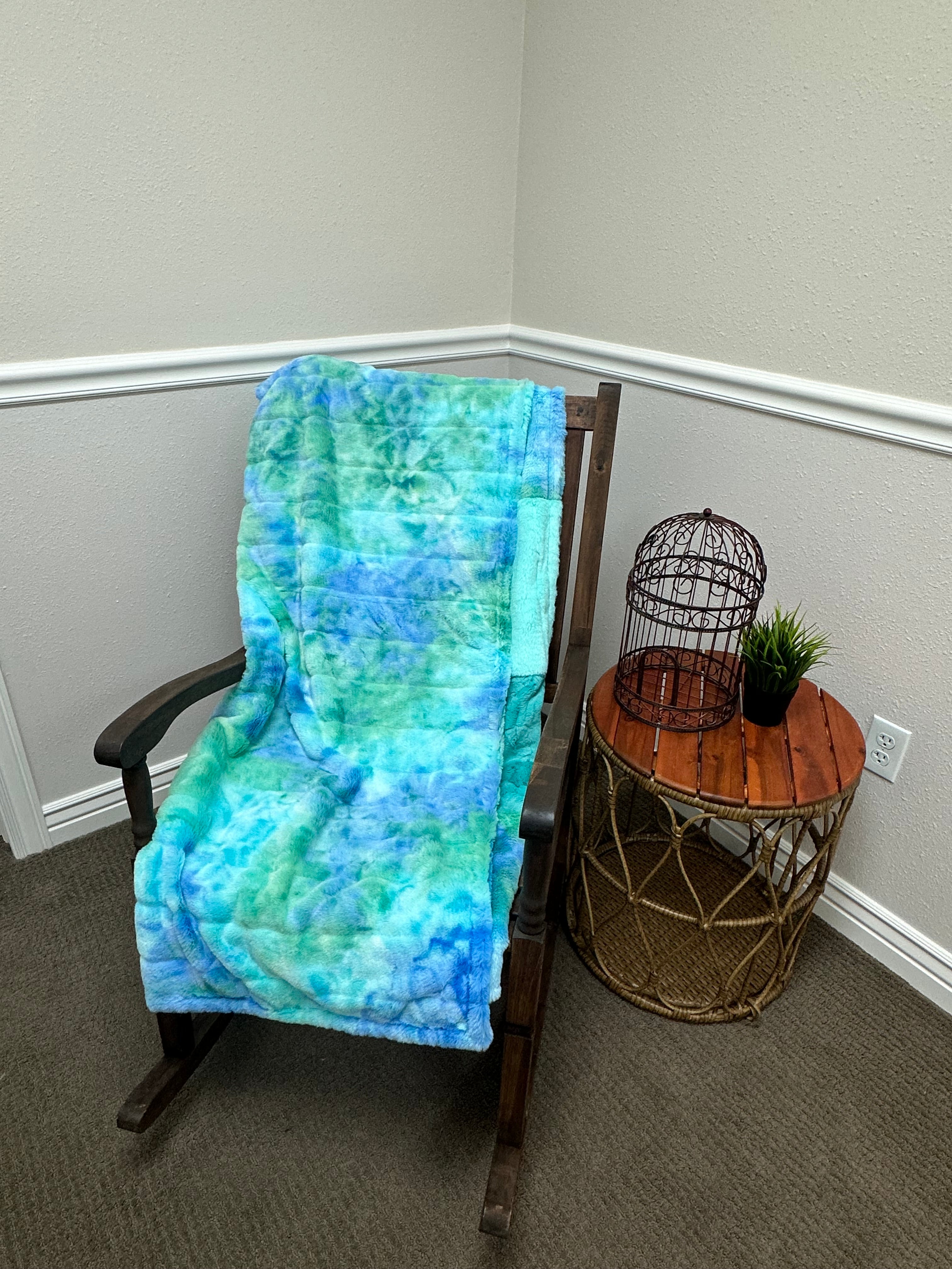 Blue pop throw