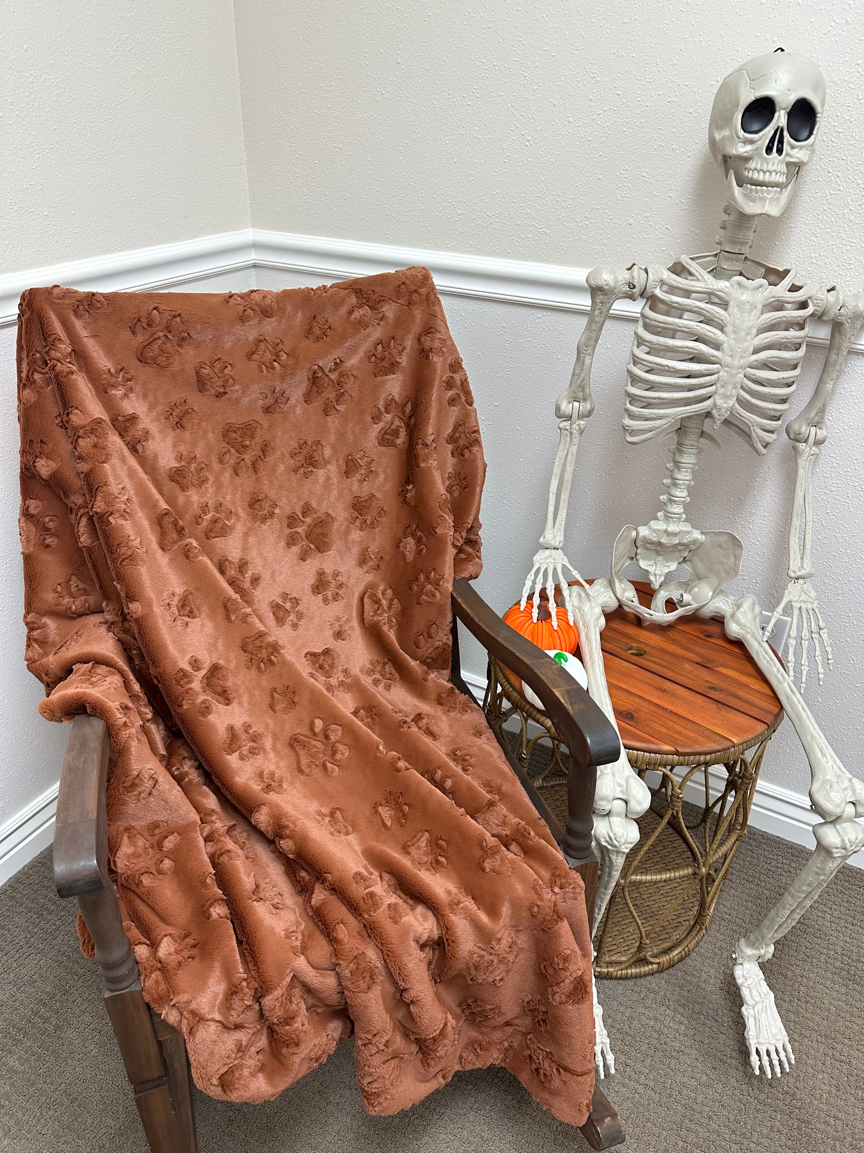 Woodland paw Throw